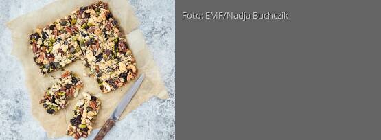 Rezeptbild für "Nuss-Power-Riegel mit Honig und Chia-Samen"