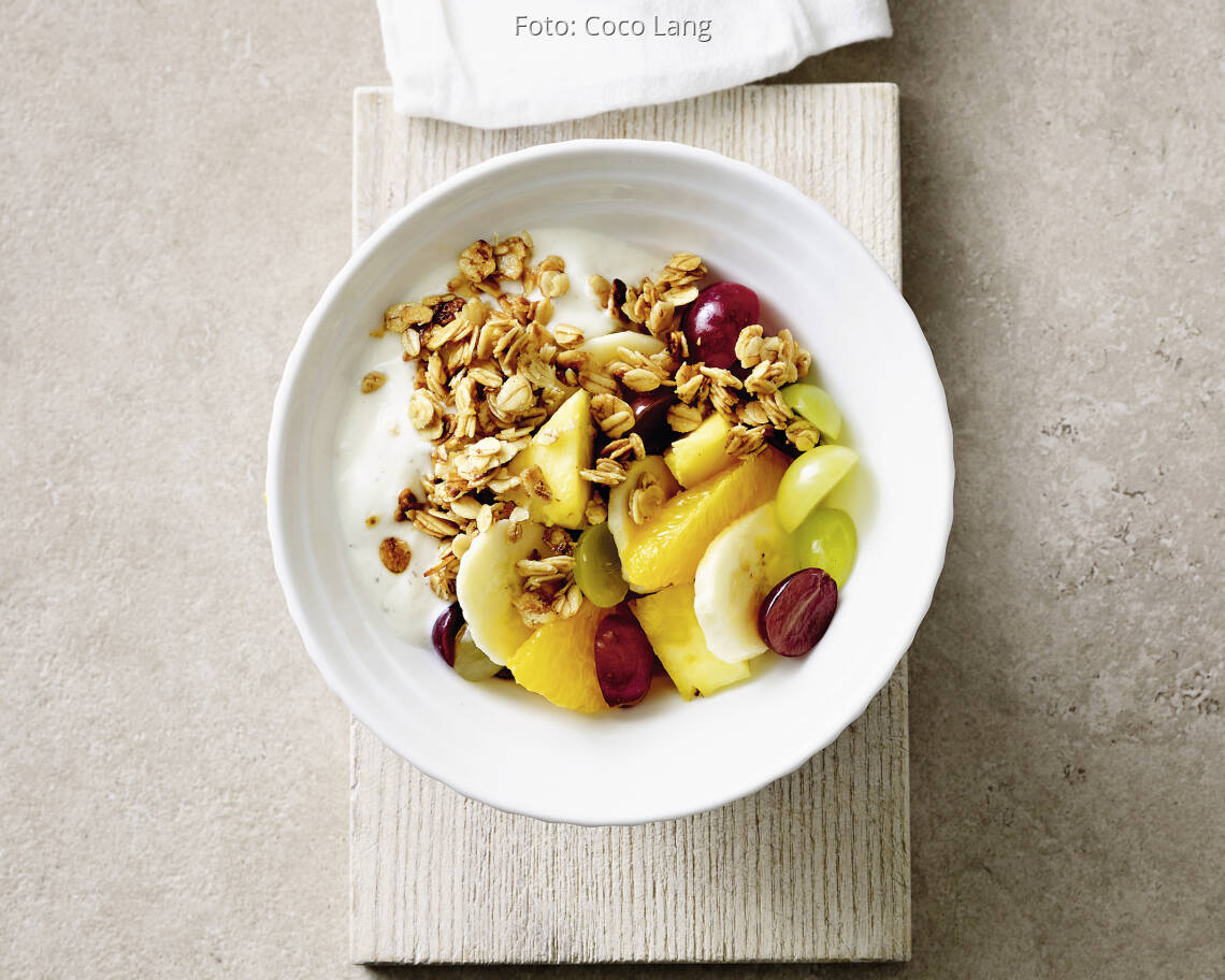 Obstsalat mit gerösteten Haferflocken