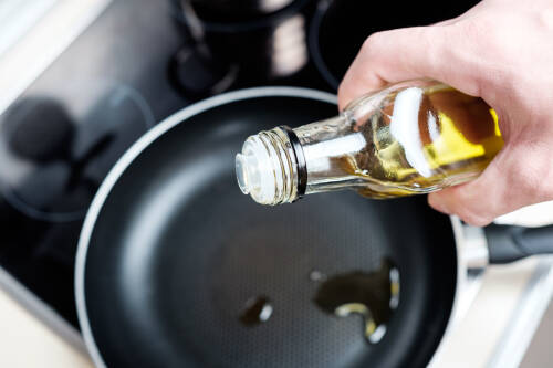 Öl in der Pfanne erhitzen