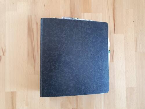 Ein schwarzer Ordner mit Rezepten.