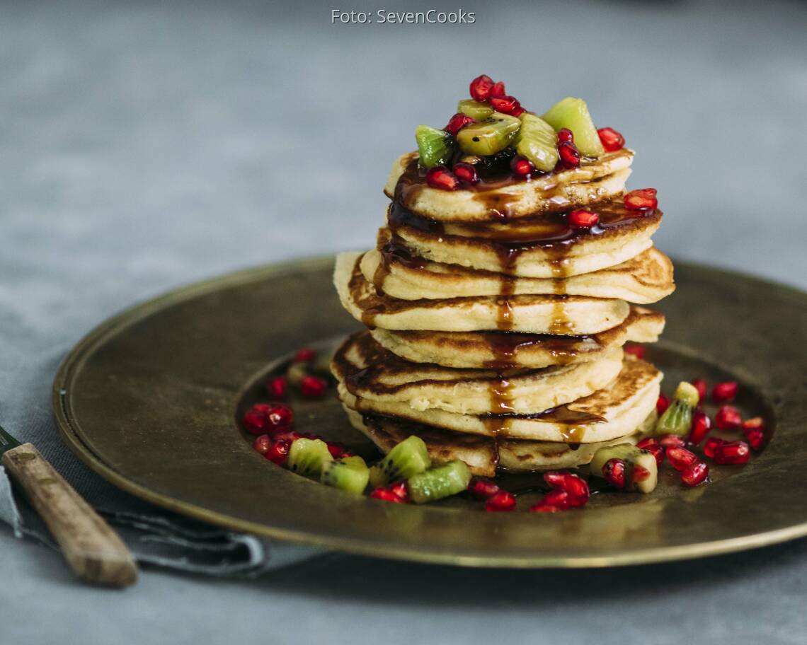 Stapel Pancakes mit Kiwi und Granatapfel