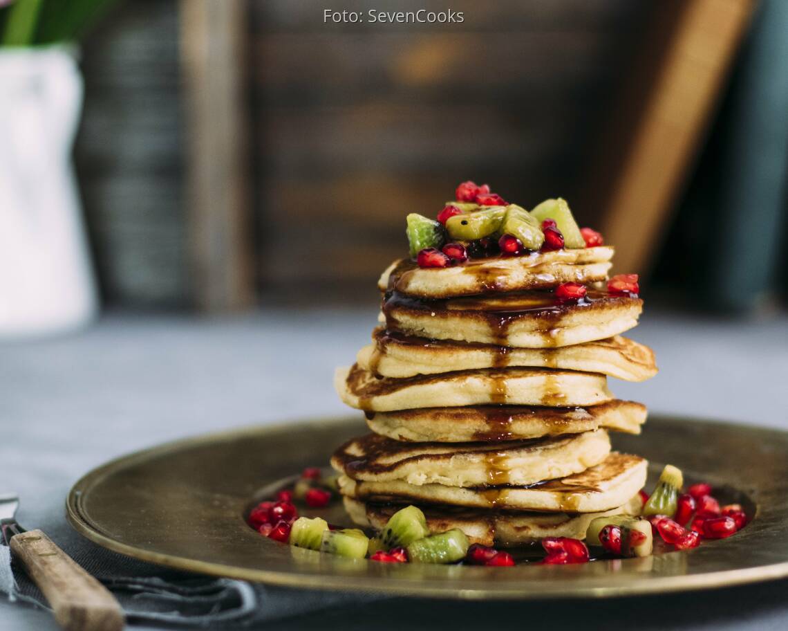 Stapel Pancakes mit Kiwi und Granatapfel
