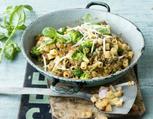Pasta mit Brokkoli und Knoblauch, dazu Basilikum, von oben fotografiert.