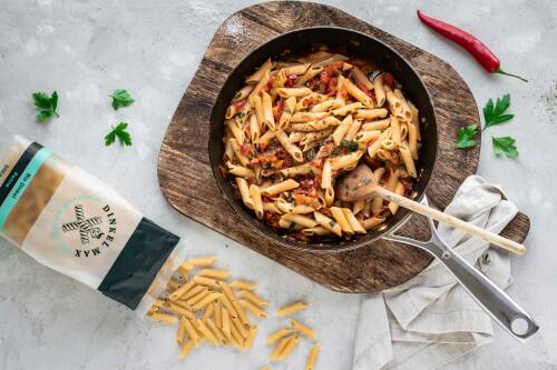 Penne all'Arrabbiata in der Pfanne - daneben eine Packung Penne von DINKEL MAX.