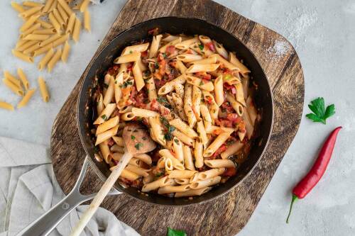 Penne all'Arrabbiata in der Pfanne.