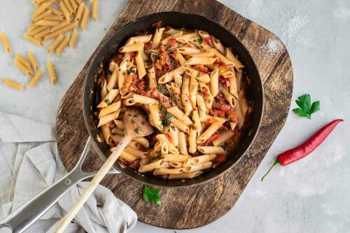 Penne all'Arrabbiata in einer Pfanne.