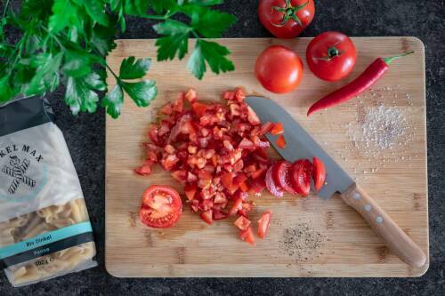 Gestückelte Tomaten auf einem Holzbrett