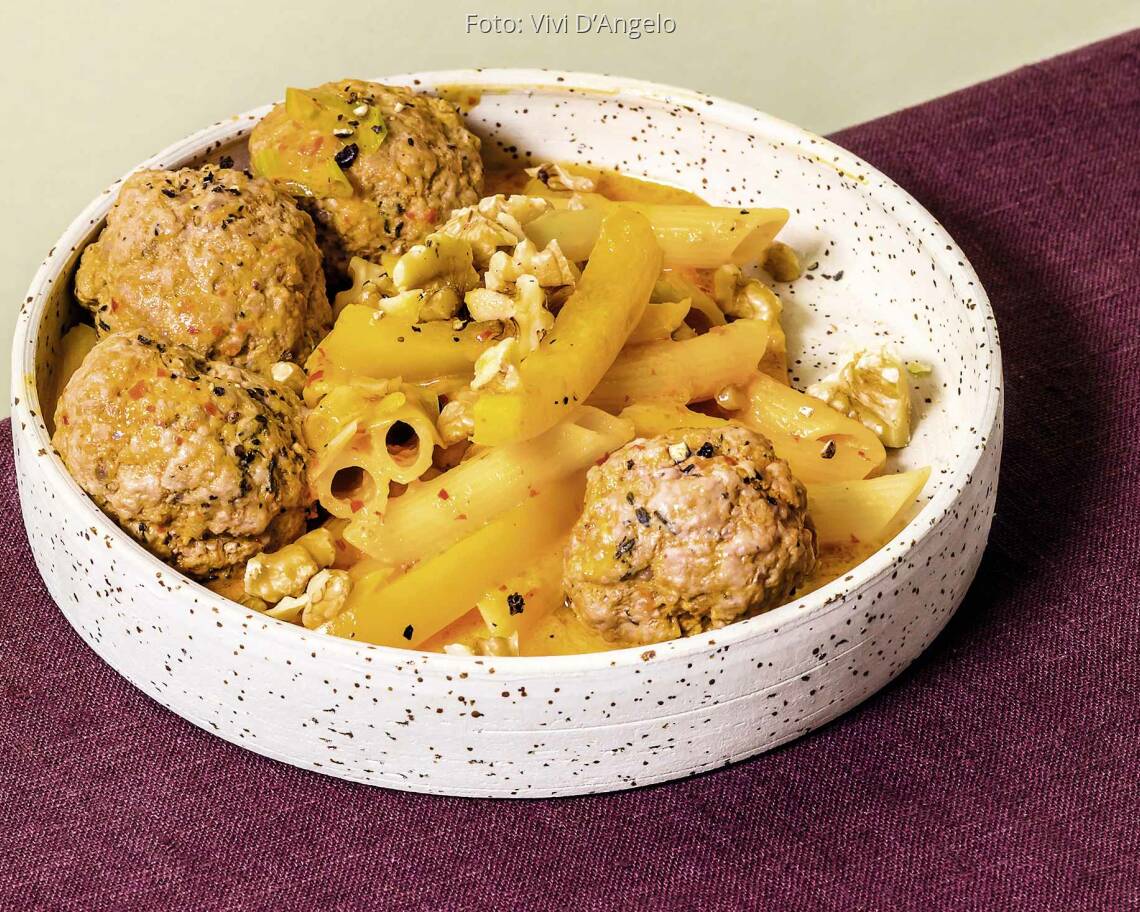 Penne mit Paprika und Fleischklößchen