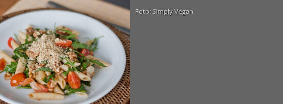 Rezeptbild für "Penne mit Rucola, Tomaten und Walnuss-Cashew-Parmesan"