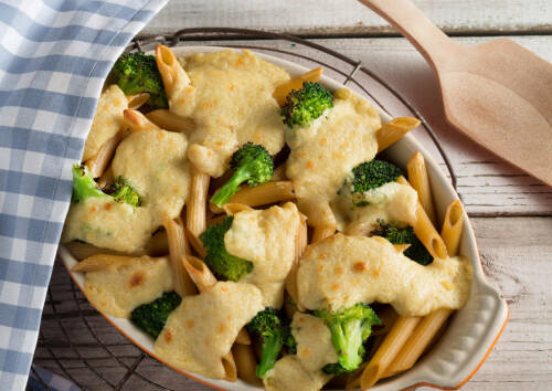 Eignet sich gut zum gratinieren von Gemüse: Käse aus Pflanzenmilch. Von oben fotografiert.