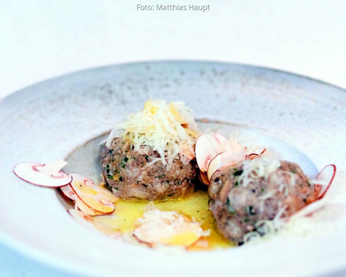 Pilzknödel in einem tiefen Teller mit Buttersoße