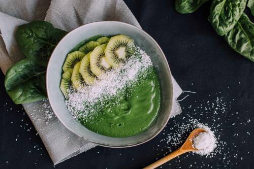 Pistaziensmoothie mit Kiwi und Kokos in einer Schüssel