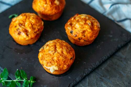 Pizza Muffins vor dunklem Hintergrund.