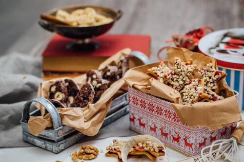 Plätzchendosen gefüllt mit Plätzchen