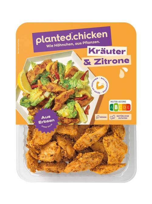 Eine Packung planted.chicken Kräuter und Zitrone mit Nutriscore B