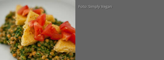 Rezeptbild für "Polenta-Ecken auf roten Linsen mit Spinat"