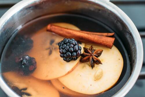Bei Punsch oder Glühwein sollte darauf geachtet werden, dass das Getränk lediglich erwärmt wird und nicht aufkocht. Hier ist eine Punschvariante mit Apfeltee, Brombeeren, Zimt und Sternanis zu sehen.