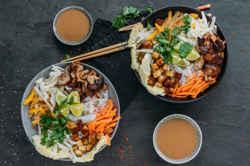 Reisnudel-Bowl mit Tofu und Shiitakepilzen von Oben fotografiert.