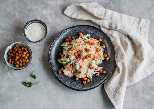 Reissalat mit Joghurtdressing und gerösteten Kichererbsen aus dem Corona-Kochplan.