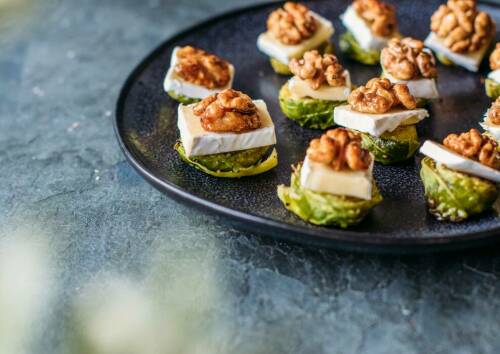 Gesunder Fernsehsnack: Kleine Rosenkohl-Häppchen mit Camembert und Walnüssen.