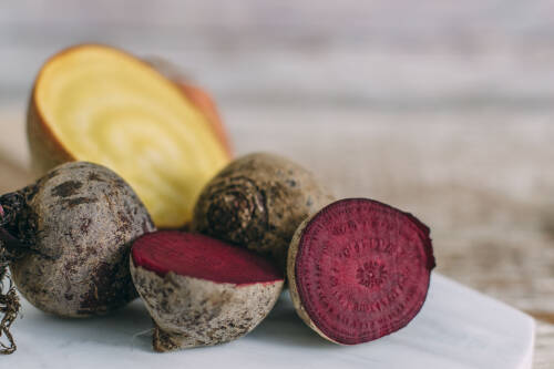 Aufgeschnittene Rote Bete auf einem Marmorbrett.