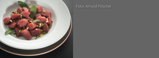 Rezeptbild für "Rote Bete-Gnocchi mit Salbeibutter, Pinienkernen und Pistazien"