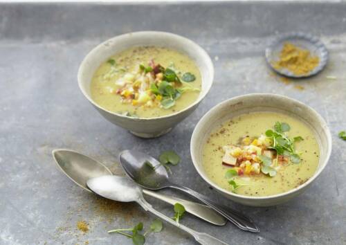 Eine leckere Suppe die deinen Eiweißbedarf durch Linsen und Tofu abdeckt. In kleinen Schälchen von oben fotografiert.