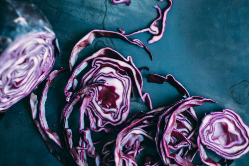 Geschnittener Rotkohl auf schwarem Untergrund