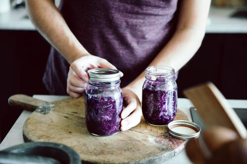 Ein Glas mit Rotkohl wird zum Fermentieren zugedreht.