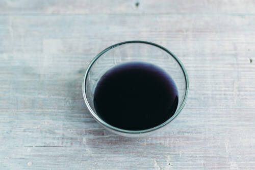 Dunkelblauer Rotkohlsud in einer Glasschale