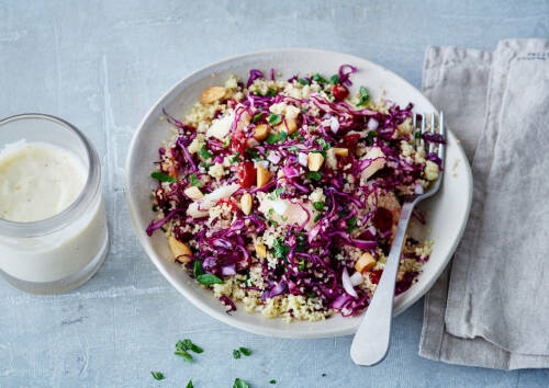 Knallig pinkes Rotkohl-Tabouleh auf einem Teller, von oben fotografiert.