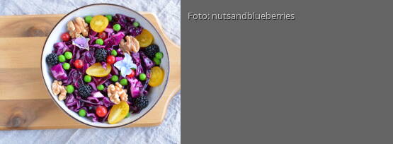 Rezeptbild für "Rotkohlsalat mit gerösteten Walnüssen"