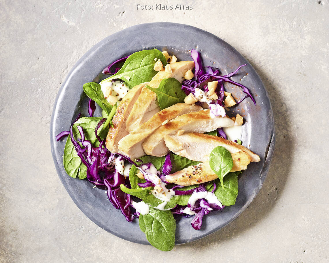 Rotkohl-Spinat-Salat mit Hähnchen