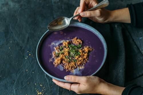 Selbstgemachte Rotkohlsuppe in einem blauen Teller.