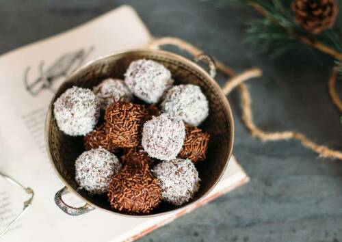 Zweierlei Rumkugeln in einer Schüssel. Einmal mit Schokostreuseln und einmal mit Kokosmantel.