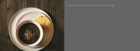 Rezeptbild für "Dunkles Bier-Zwiebel-Süppchen mit Käsechips"