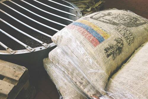 Aufeinandergestapelte Säcke mit Kakaobohnen.