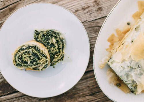 Im April gibt es Spinat wieder aus deutschem Freilandanbau. Daraus lässt sich allerhand zubereiten, wie dieser leckere Spinat-Nuss-Strudel.