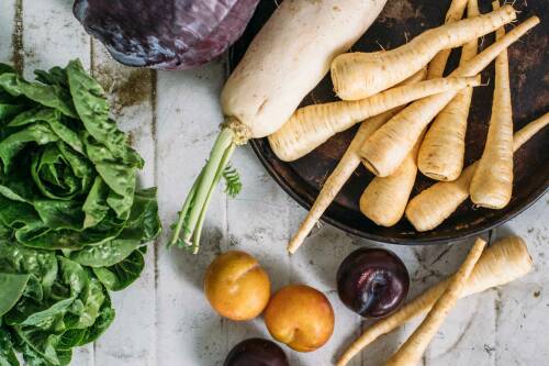 Saisonales Obst und Gemüse von oben fotografiert