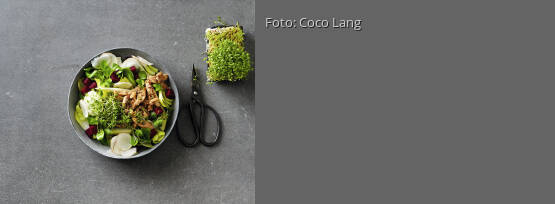 Rezeptbild für "Salat mit Hähnchen-Nuss-Topping"