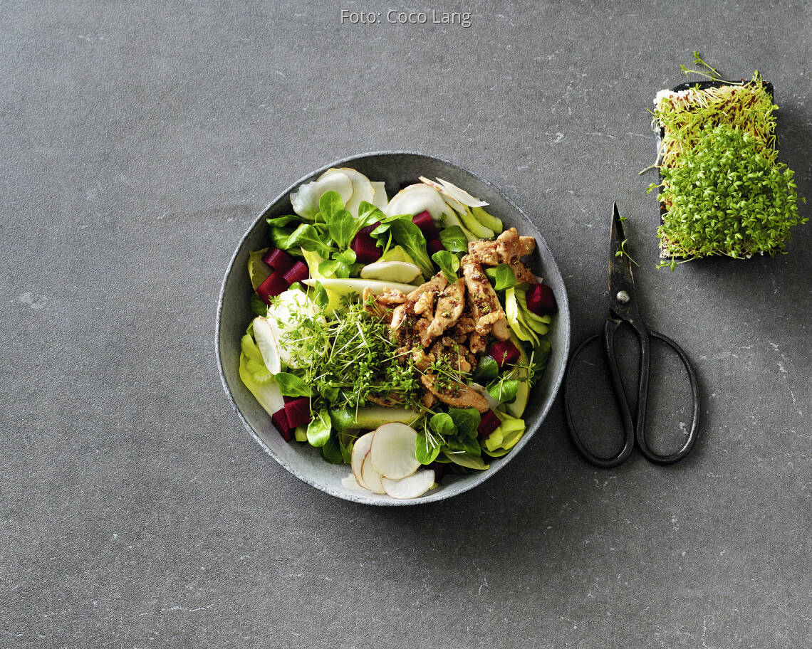 Salat mit Hähnchen-Nuss-Topping