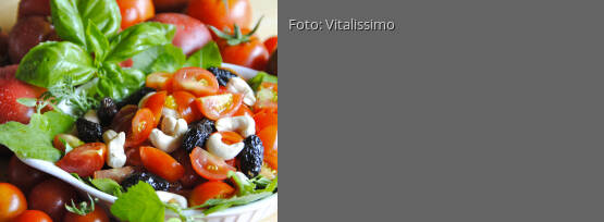 Rezeptbild für "Tomatensalat mit Cashews und Oliven"