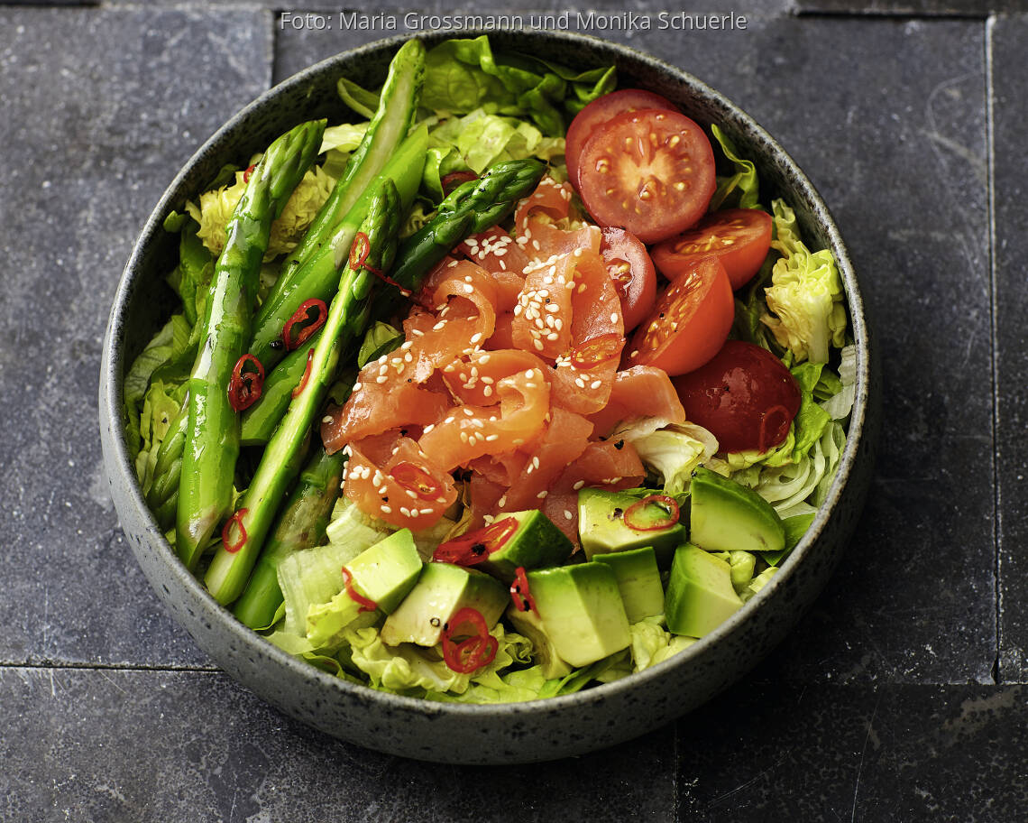 Salatbowl mit Lachs und Spargel