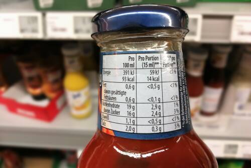 Nährwertangaben auf dem Flaschenhals von einer Ketchup-Flasche