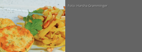 Rezeptbild für "Scharfer Weißkohl mit Pinienkernen und Kartoffeltalern"