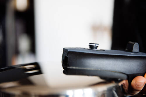 So lässt man beim Schnellkochtopf den Druck ab.