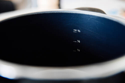 Schnellkochtopf vor hellem Hintergrund.