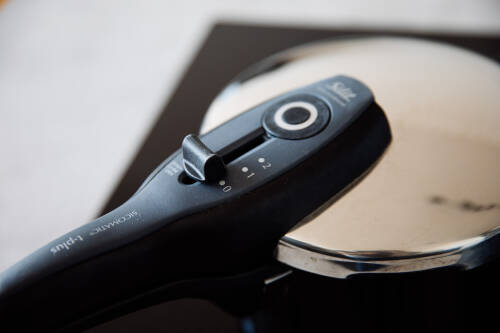 Schnellkochtopf vor dunklem Hintergrund.