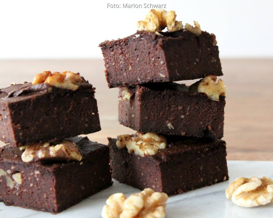 Stücke von Brownies aus schwarzen Bohnen mit Walnüssen garniert