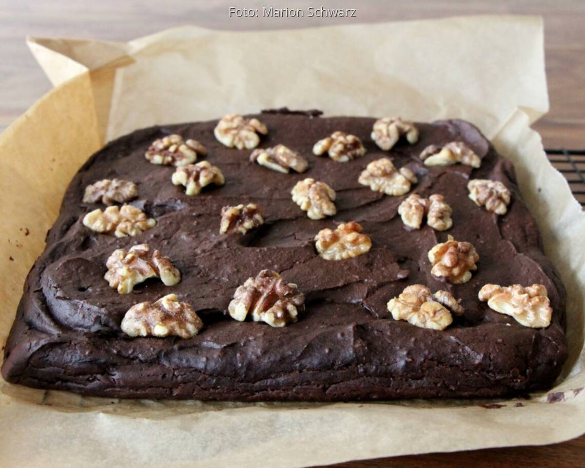 Backform mit Backpapier und Brownie-Teig aus schwarzen Bohnen mit Walnüssen